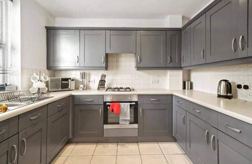 York House | Stylish Central York House Sleeps 10 - Parking