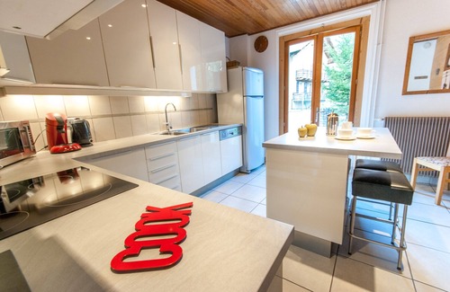 Samoens Ski Chalet | Stylish chalet, central Samoëns, 5 bedrooms, Jacuzzi/spa, pool table, log fire