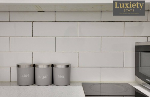 Southend-on-Sea Apartment | Stylish & Chic Studio City Centre Nr Beach & High St by Luxiety Stays