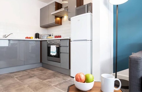 Lancaster Apartment | Stylish City Apartment with Parking Bridge Square Apartments