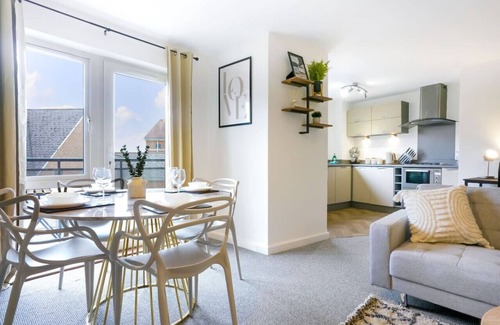 Northampton Apartment | Stylish City Centre Apartment Free Parking Self-Check-In Fast Wifi SmartTVs