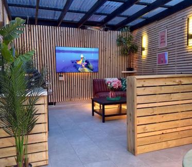 Galway City Centre Apartment | Stylish City Centre Hideaway & Private Hot Tub