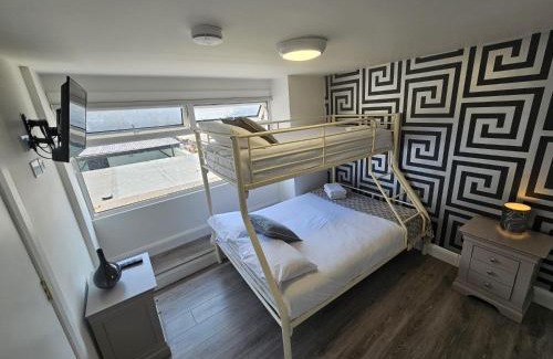 Galway City Centre Apartment | Stylish City Centre Hideaway & Private Hot Tub