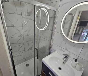 Galway City Centre Apartment | Stylish City Centre Hideaway & Private Hot Tub