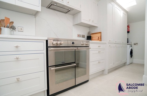 Salcombe House | Stylish Coastal 3 Bed Haven | Close to town on Coronation Road