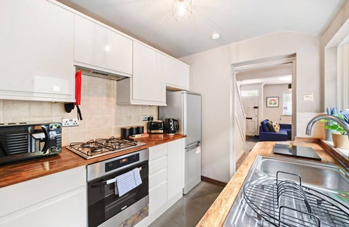 West Ealing Cottage | Stylish Cottage in West Ealing. Business and Leisure. Close to Crossrail Station