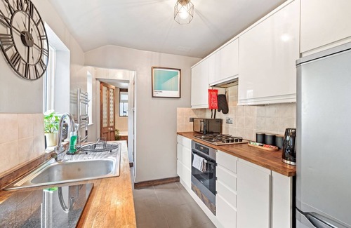 West Ealing Cottage | Stylish Cottage in West Ealing. Business and Leisure. Close to Crossrail Station