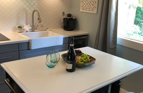 North Saanich House | 🌿 Stylish Cottage with Private Yard and all the Amenities.