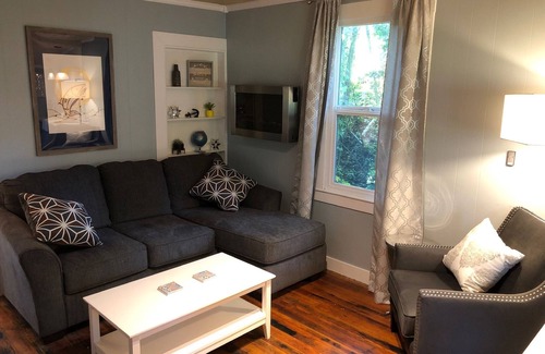 North Saanich House | 🌿 Stylish Cottage with Private Yard and all the Amenities.