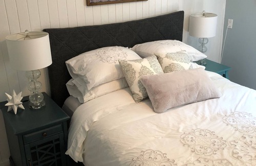 North Saanich House | 🌿 Stylish Cottage with Private Yard and all the Amenities.