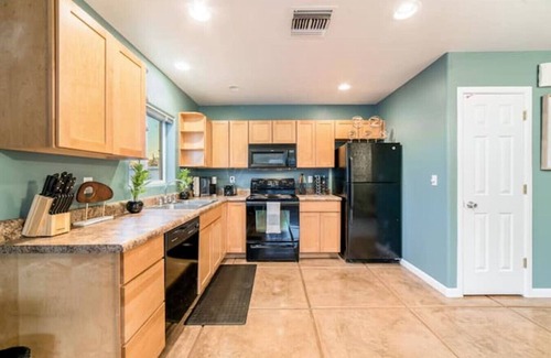 Campus Farm House | Stylish & Cozy/Casita/1 BR 1 BA/Parking