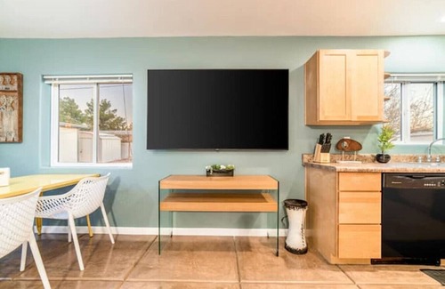 Campus Farm House | Stylish & Cozy/Casita/1 BR 1 BA/Parking