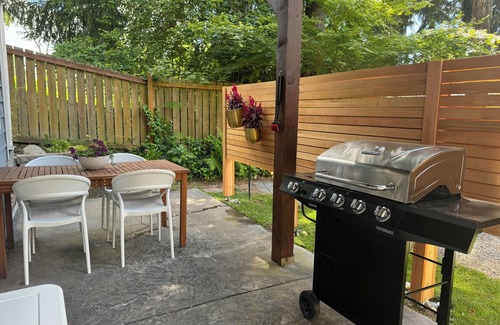 Highline House | Stylish & Cozy Lakeside Retreat Accommodations. Great location!