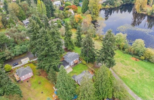 Highline House | Stylish & Cozy Lakeside Retreat Accommodations. Great location!