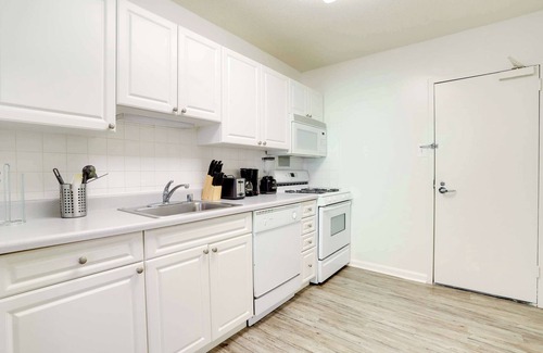 Crystal City Apartment | Stylish Crystal City Apt | Enjoy Gym Amenities