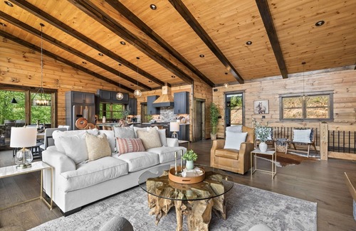 Raccoon Ridge Cabin | Stylish Decór, Mesmerizing Views, HotTub, Secluded
