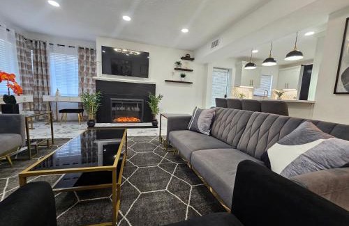 Lawsona - Fern Creek House | Stylish Duplex walk To Lake Eola Orlando. Sleeps 8