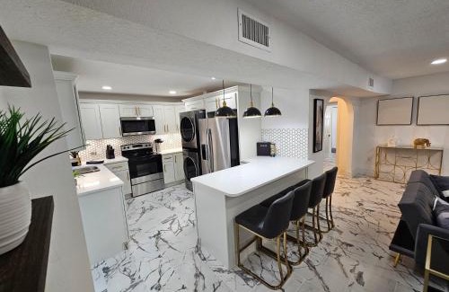 Lawsona - Fern Creek House | Stylish Duplex walk To Lake Eola Orlando. Sleeps 8