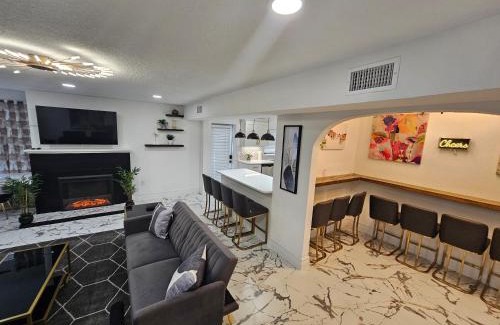 Lawsona - Fern Creek House | Stylish Duplex walk To Lake Eola Orlando. Sleeps 8