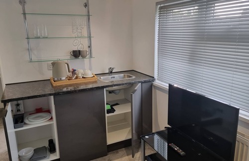 London Colney Apartment | Stylish Ensuite with kitchenette serviced apartments