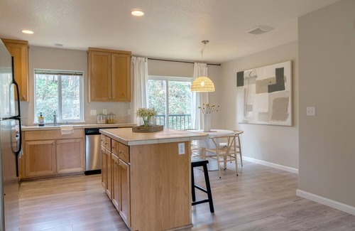 Vancouver House | Stylish Entire Townhome w/greenspace throughout! Serene!