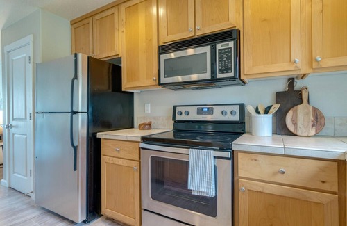 Vancouver House | Stylish Entire Townhome w/greenspace throughout! Serene!