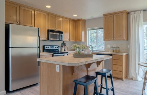 Vancouver House | Stylish Entire Townhome w/greenspace throughout! Serene!