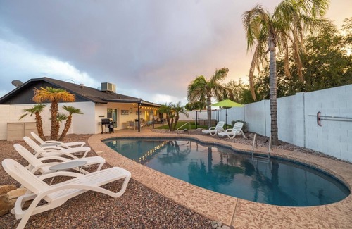 East Mesa House | Stylish: Family Fun in the Sun! 3BR Home with Pool & Patio in Beautiful NE Mesa