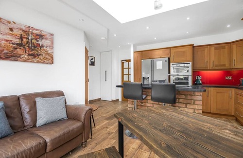 Kenton East Apartment | Stylish family home with garden and parking