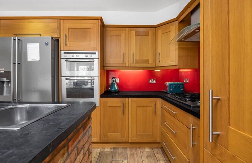 Kenton East Apartment | Stylish family home with garden and parking