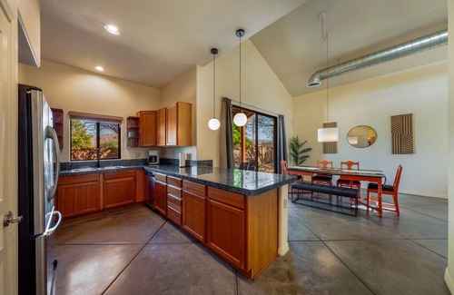 St. Francis Cabrini House | Stylish/Fenced Backyard/4 BR 3 BA/Garage