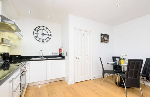 Looe House | Stylish first floor apartment in the heart of town with lovely river views.