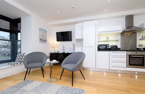Looe House | Stylish first floor apartment in the heart of town with lovely river views.