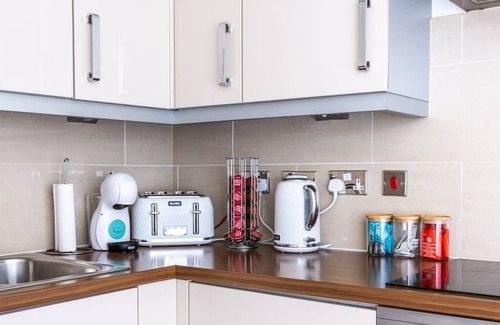 Central Milton Keynes Apartment | Stylish Flat: Food, Shopping & Big Balcony