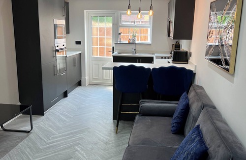 Squirrel's Heath Apartment | Stylish Flat in London, sleeps 4n