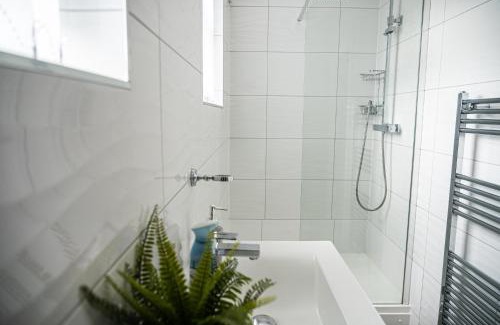 Wolverhampton Apartment | Stylish Flat in Wolverhampton - Short and long Stay with Free Parking