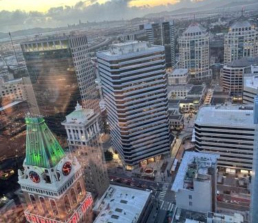 Downtown Oakland House | Stylish Fully Furnished Downtown Retreat