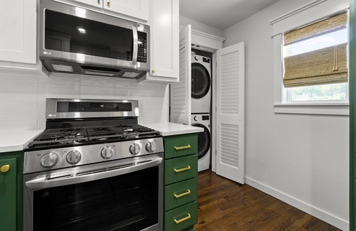 Weatherford Apartment | Stylish getaway in the Historical District. Walk to Dinner & Shopping. Fast WiFi