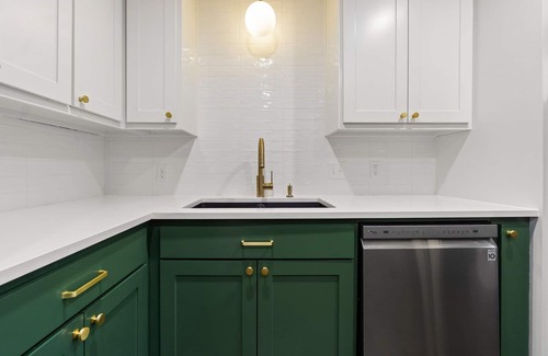 Weatherford Apartment | Stylish getaway in the Historical District. Walk to Dinner & Shopping. Fast WiFi