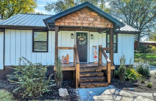 Rockford House | Stylish Getaway Near Knoxville, Airport & The Smokies