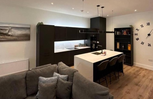 Westcliff-on-Sea Apartment | Stylish & Gorgeous 2BR w/WiFi & Netflix - City Centre Nr Cliffs Pavillion