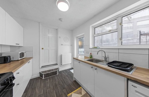 Gravesend House | Stylish Gravesend Gem/Sleeps 8 /Free Parking
