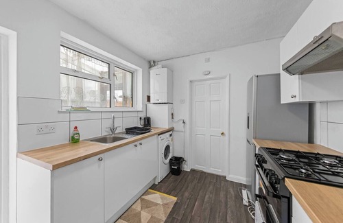 Gravesend House | Stylish Gravesend Gem/Sleeps 8 /Free Parking