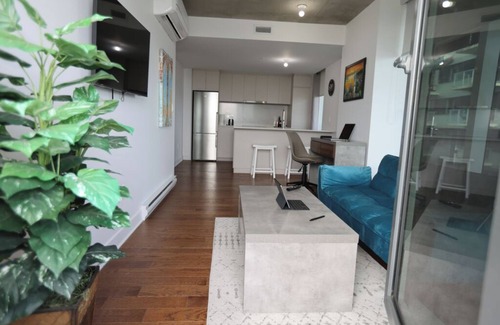 Griffintown Condo | Stylish Griffintown Condo in Trendy District