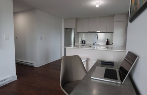 Griffintown Condo | Stylish Griffintown Condo in Trendy District
