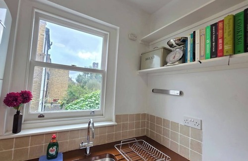 Victoria House | Stylish Hackney Townhouse | 3 Floors of Comfort