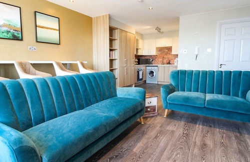 Galway City Centre Apartment | Stylish Harbour View Apartment in a Private Building. Family Friendly
