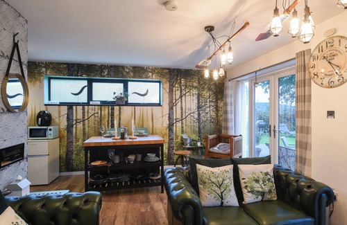 Bridstow Apartment | Stylish holiday home with a hot tub.