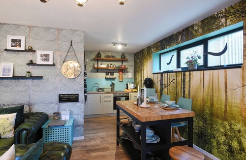 Bridstow Apartment | Stylish holiday home with a hot tub.