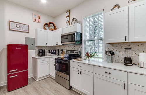 Downtown Jackson House | Stylish Home ~ 2 Mi to Jackson State & Belhaven!